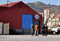 La empresa se ubica en el muelle de Ojea.