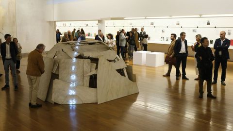 Detalle de la exposici&oacute;n realizada para conmemorar el 30.&ordm; aniversario de la creaci&oacute;n del CGAC. En primer plano, el emblem&aacute;tico igl&uacute; de Mario Merz que forma parte de la colecci&oacute;n del propio museo compostelano.