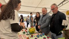 Rioboo, en uno de los puestos de Cullerciencia, en el paseo mar�timo de O Burgo.