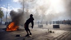 Un manifestante se planta desafiante ante una barricada incendiada en los disturbios de Par�s.