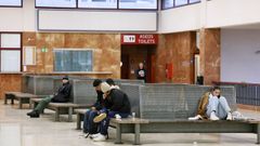 J�venes esperando en el vest�bulo de la estaci�n de buses de la calle Caballeros