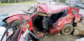 Estado en el qued� el veh�culo tras impactar contra los postes del cierre de una finca particular a la entrada de Viveiro. 