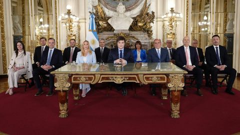 El presidente argentino, Javier Milei, posa con los miembros de su Gabinete en la Casa Rosada. 