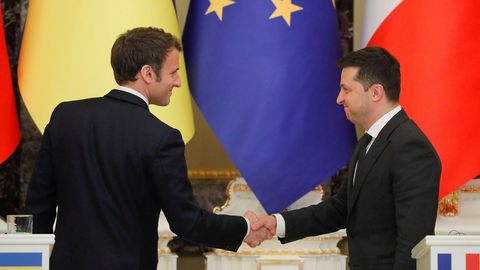 Los presidentes Macron y Zelenski, durante su reuni�n este martes en Kiev