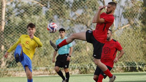 Yerai intenta interceptar el golpeo de balón de un futbolista del Casás.