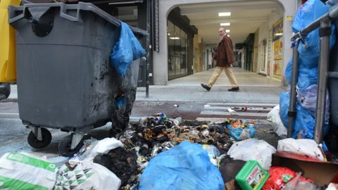 Contenedor quemado en Ram�n y Cajal en la s�ptima madrugada desde que estall� el conflicto de la basura