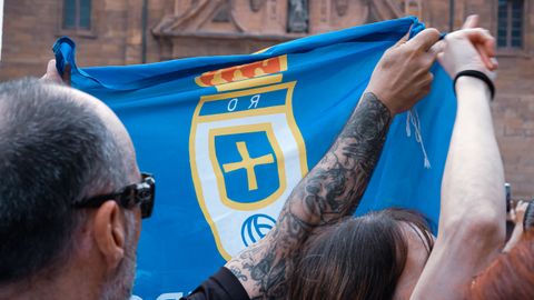 Cientos de personas durante la celebraci�n del ascenso a Primera Divisi�n del Real Oviedo