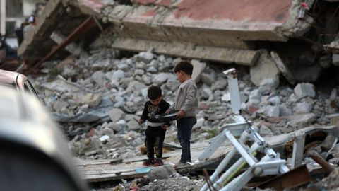 Ni�os entre las ruinas de edificios bombardeados en Gaza.