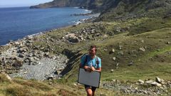 Francisco Canosa, doctor en Geolog�a y director cient�fico del proyecto del Xeoparque do Cabo Ortegal, en las playas de arena negra, en Cedeira
