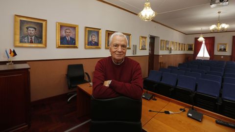 Roque Fanego (Viveiro, 1947) no saln de actos da centenaria Cofrada de Pescadores de Celeiro, onde estn colgandos os cadros de 16 patrns maiores