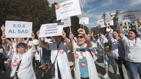 Protesta de trabajadoras de ayuda a domicilio en Oviedo