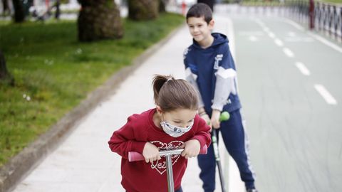 Muchos nios, como estos dos vigueses, han elegido salir a la calle con sus patinetes