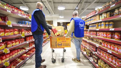 Dos de los internos de A Lama que este fin de semana participaron en la recogida anual de comida del banco de alimentos en Pontevedra.