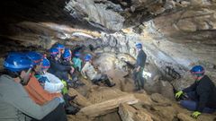 Una visita guiada a la cueva de Ceza organizada el pasado mayo por el geoparque Montaas do Courel