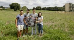 Miembros de la comisi�n de fiestas posan en el terreno donde estaban previstos los festejos. 