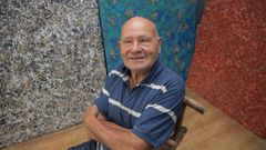 Manuel Facal, en su estudio de Carballo, con parte de su obra reciente