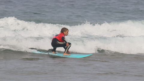 Roi Mart�nez surfeando el pasado s�bado en Esteiro