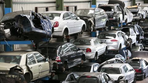 En diversas comarcas de la provincia lucense hay desguaces de coches