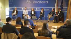 De izquierda a derecha, el director del CIFP Ferrolterra, Enrique Pazo; Cibrn Souto, de Aluminios Cortizo; la directora xeral de FP; Eugenia Prez; la subdirectora xeral de Innovacin, Cristina Leste; Manuel Vzquez, de Aclunaga, y Alejandro Langtry, de Cofer