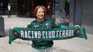 Fina Malde, socia n�mero 36 del Racing, posa con una bufanda del equipo desde Talavera.