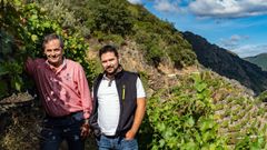 Emilio Rodr�guez y su hijo Diego, en uno de los vi�edos de la bodega Don Bernardino en Amandi
