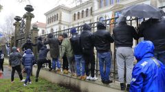 Bateeiros subidos a la valla que protege la sede de la Xunta en San Caetano durante la manifestaci�n del 13 de abril