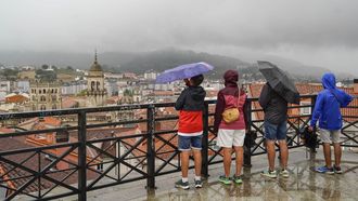 Paraguas y chubasqueros se dejan ver desde el cambio de tiempo en Ourense
