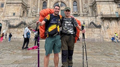 ngel Campos, a la derecha, realiz la peregrinacin con otro vilalbs, Marcos Soto Carballeira, que aparece a su lado