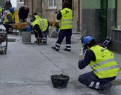 Los alumnos repararon las losas de la R�a de Arriba.