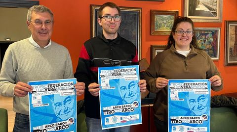 El alcalde, Aurentino Alonso; el presidente de Arco Barco, Rubn Ramos; y la secretaria, Lourdes Cuenca, presentaron el trofeo.