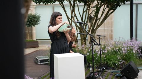Performance de «Unha vaixela, unha premonición», en la Bienal de arte de Pontevedra