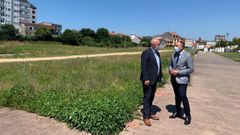Imagen de la visita del conselleiro de Sanidade, Julio Garc�a Comesa�a, y el alcalde de Noia, Santiago Freire, a los terrenos en los que se ubicar� el nuevo centro de salud