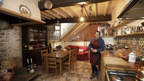 Cristina Gonz�lez, impulsora junto con su pareja del proyecto AlasRa�ces, en la lareira de la casa de Xerdiz donde organizan conciertos y otras actividades socioculturales