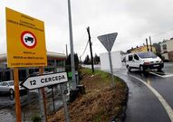 Letrero con la prohibici�n colocado en el acceso al vial.
