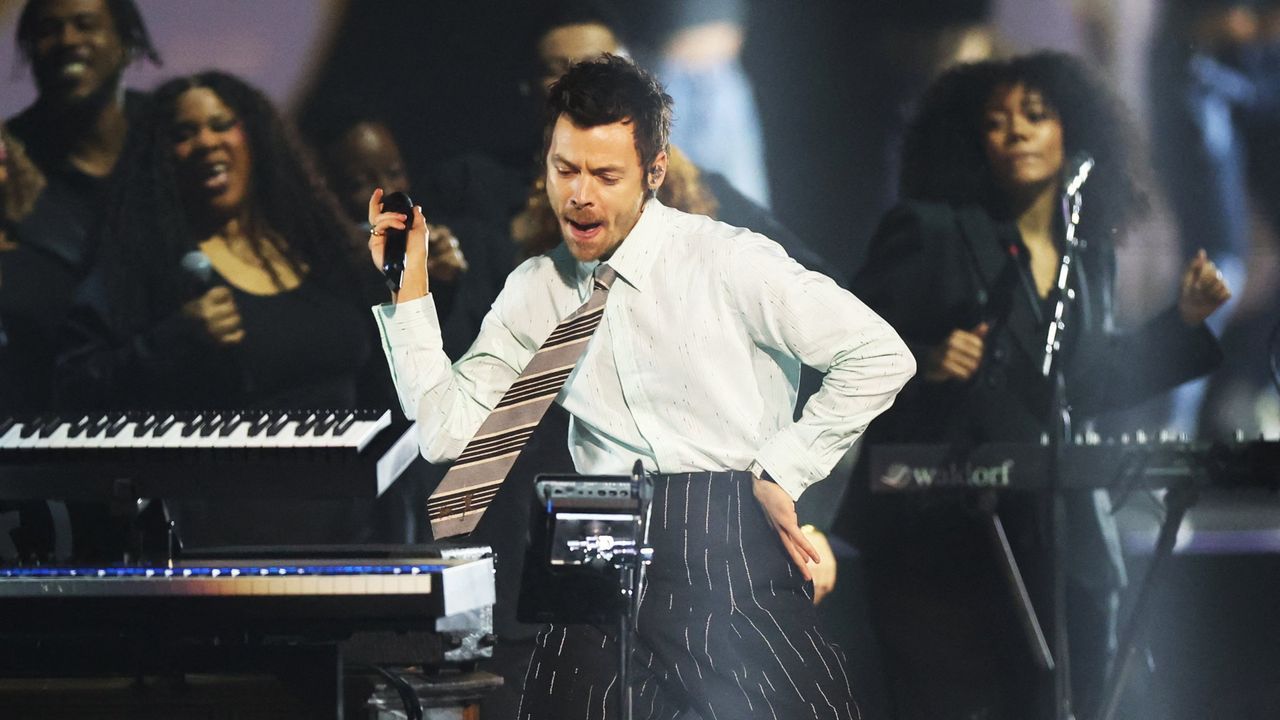 Harry Styles scared on the stage of Wembley Stadium for a choking
