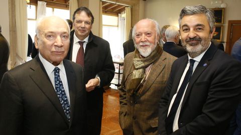 De izquierda a derecha: el presidente de Industrias Lcteas Asturianas, Francisco Rodrguez; el director general de Central Lechera Asturiana, Francisco San Martn; el arquitecto Emilio Llano, y el consejero de Medio Rural de Asturias, Alejandro Calvo.