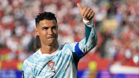Cristiano Ronaldo saluda a la grada durante el partido de dieciseisavos ante Croacia.