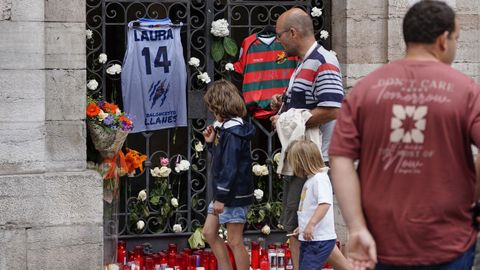 Altar en honor a Laura Cruz, asesinada ayer por su expareja, este jueves en Llanes (Asturias)