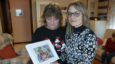 Las hijas de Rafael Pillado posan en la casa familiar en Caranza