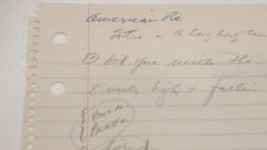 Vista de los originales de la letra de la canci�n en la casa de subastas Christie en Nueva York