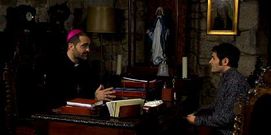 Horacio Casares conversa con el nuevo cura de Louredo, don Perfecto.