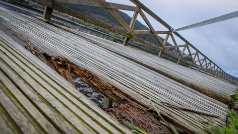 Una l�mina de madera, levantada en la pasarela del paseo mar�timo de Noia, cerrado al paso. 