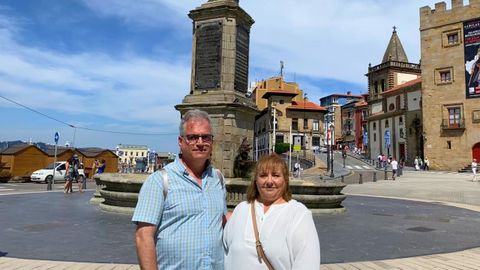 Silvia Saus y Enrique Castro, procedentes de San Sebastin, en su visita por Gijn