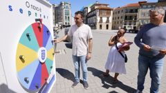 El concejal Xaqu�n Moreda, con la ruleta en la que los pontevedreses ponen a prueba sus conocimientos sobre separaci�n de residuos dom�sticos