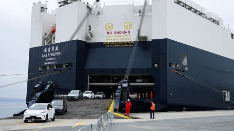 Desembarco de coches del grupo SAIC en el puerto de Ferrol.