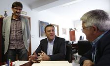 Peque�o, Gonz�lez y Porto, durante la reuni�n de ayer en el Concello de Mux�a. 