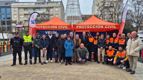 La agrupacin de Proteccin Civil de Vern exhibi su material en la Praza do Concello