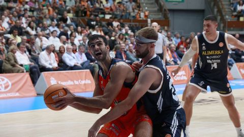 Jacobo D&iacute;az presionado por un defensor del Oviedo en el encuentro de la primera vuelta celebrado en el Coliseum