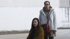 Sandra Varela, de pie, y la educadora social que la ayuda a preparar los ex�menes, Laura D�az