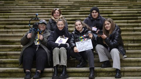 Alumnos del equipo del documental «Xogamos todas», que preparan en el CIFP A Farixa